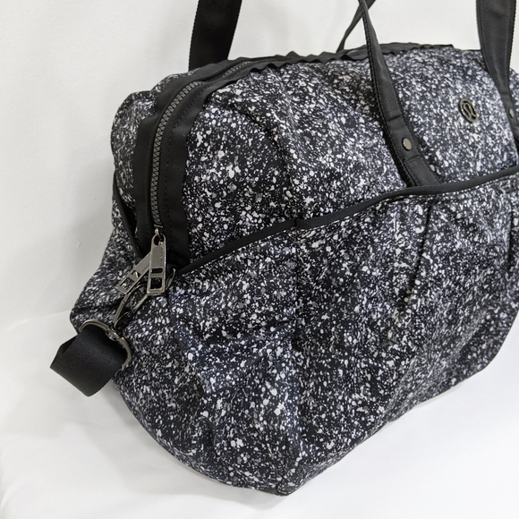 🦄 RARE Lululemon Reflective All Day Duffle Bag - Picture 3 of 16
